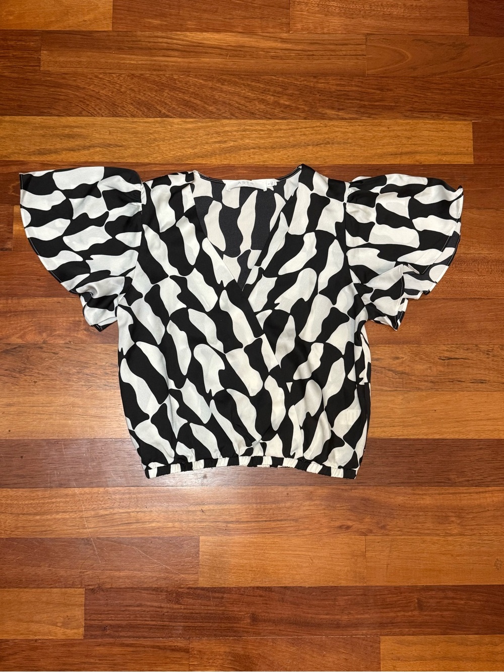 ASTR the Label Black White Abstract Top Size S Flutter Sleeve
